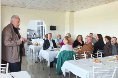 Burhaniye&rsquo;de Y&uuml;ksek &Ouml;ğrenim Derneği &uuml;yeleri kahvaltıda buluştu
