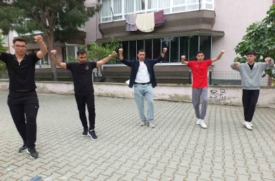 Burhaniyeli gen&ccedil;ler g&ouml;sterilere hazırlanıyorlar
