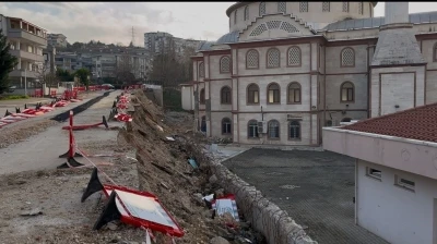Bursa&rsquo;da 2 aylık &ccedil;ile...&Ccedil;&ouml;ken duvar yolu da camiyi de kapattı
