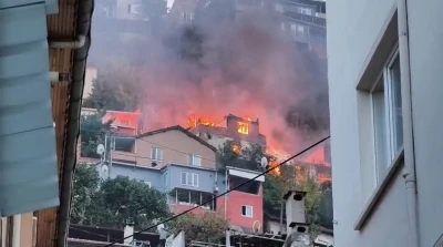 Bursa’da 2 katlı bina alevlere teslim oldu, o anlar havadan dronla görüntülendi
