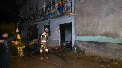 Bursa&rsquo;da 2 katlı evde &ccedil;ıkan yangın korkuttu
