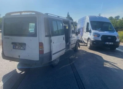 Bursa&rsquo;da 2 minib&uuml;s &ccedil;arpıştı : 4 kişi yaralandı
