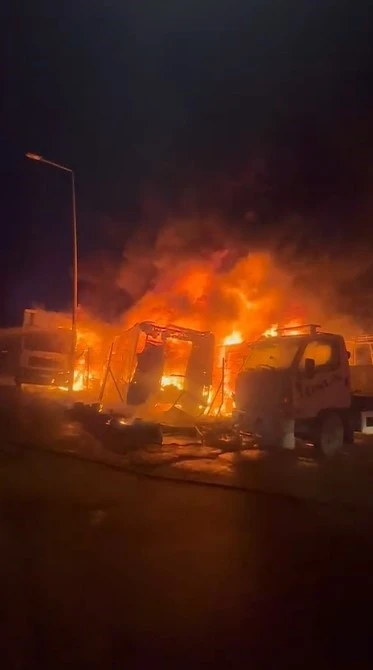Bursa’da 3 kamyon ve 1 tır alev alev yandı, ortalık savaş alanına döndü

