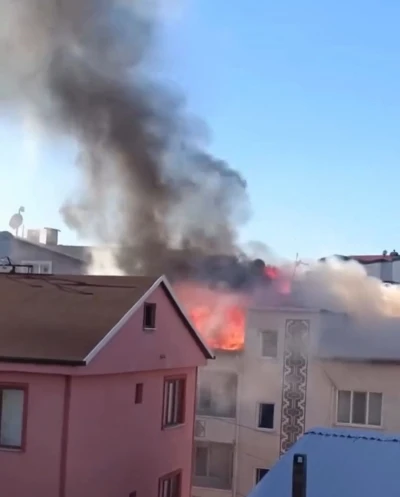 Bursa’da 3 katlı binanın çatısı alev alev yandı

