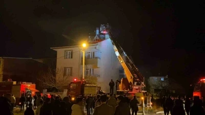 Bursa&rsquo;da 3 katlı binanın &ccedil;atısında yangın
