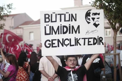 Bursa’da 30 Ağustos Zafer Bayramı coşkusu fener alayı ve Göksel konseriyle taçlandı
