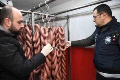 Bursa&rsquo;da 700 kilo bozuk sucuk piyasaya s&uuml;r&uuml;lmeden imha edildi
