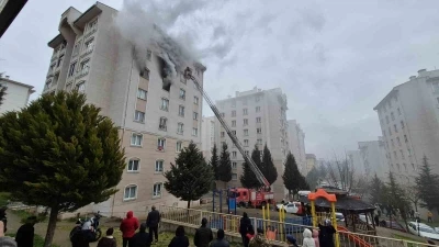 Bursa&rsquo;da 8 katlı binada yangın
