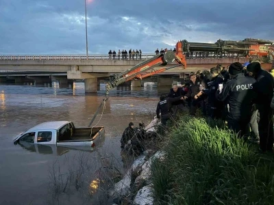 Bursa&rsquo;da akıntıya kapılan ara&ccedil;tan acı sonu&ccedil;: S&uuml;r&uuml;c&uuml;n&uuml;n cansız bedeni bulundu
