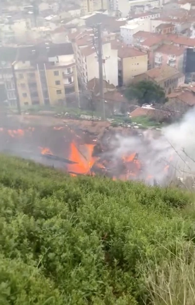 Bursa&rsquo;da alev alev yanan ev kullanılmaz hale geldi
