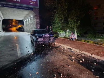 Bursa’da alkollü sürücü, elektrik direğine çarpıp olay yerinden kaçtı
