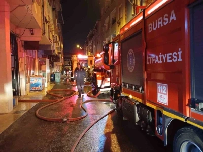 Bursa&rsquo;da apartmanın &ccedil;atı katında yangın
