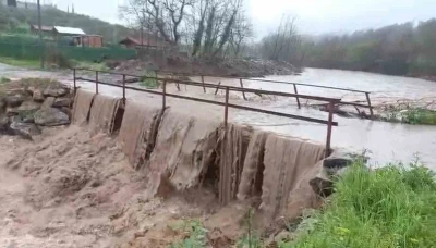 Bursa&rsquo;da aşırı yağışlar k&ouml;pr&uuml;y&uuml; trafiğe kapattı
