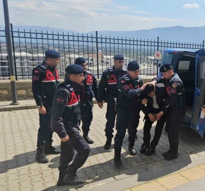 Bursa&rsquo;da baba ve oğlunu &ouml;ld&uuml;ren zanlı adliyeye sevk edildi
