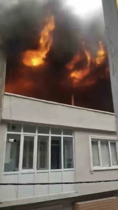 Bursa&rsquo;da binanın &ccedil;atısı alevlere teslim oldu
