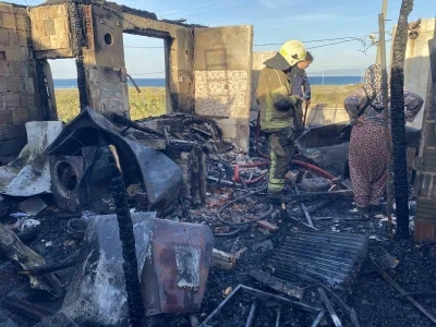 Bursa’da bir ev küle döndü, yanındaki bina hasar gördü
