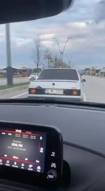 Bursa’da bir otomobil tartıştığı sürücünün önünü kesti
