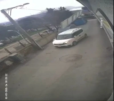 Bursa&rsquo;da &ccedil;atı ve prefabrik evler b&ouml;yle u&ccedil;tu, ağa&ccedil;lar kırıldı
