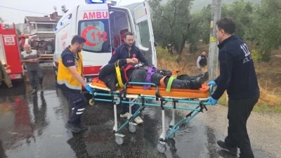 Bursa’da çekici ile kamyonet çarpıştı 4 yaralı
