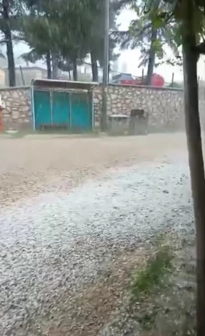 Bursa&rsquo;da ceviz b&uuml;y&uuml;kl&uuml;ğ&uuml;nde dolu yağdı...Camlar kırılma noktasına geldi

