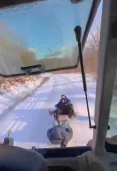 Bursa&rsquo;da &ccedil;ocuklar trakt&ouml;re bağlanan lastiklerle karın keyfini &ccedil;ıkardı
