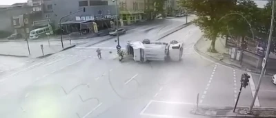 Bursa’da çöp kamyonu refüje girdikten sonra takla attı: Kaza anı kamerada
