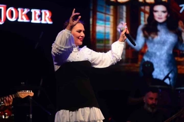 Bursa&rsquo;da Demet Akalın coşkusu
