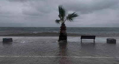 Bursa&rsquo;da denizle kara birleşti, sokaklar g&ouml;le d&ouml;nd&uuml;
