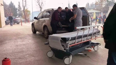 Bursa&rsquo;da devrilen suntaların altında kalan iş&ccedil;i yaralandı
