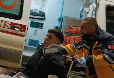 Bursa&rsquo;da direksiyon hakimiyetini kaybeden s&uuml;r&uuml;c&uuml; direğe &ccedil;arptı
