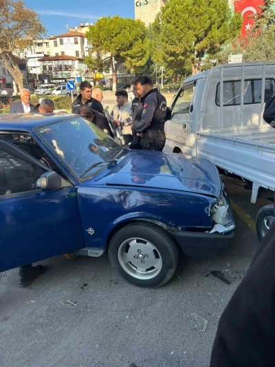 Bursa’da direksiyon hakimiyetini kaybeden sürücü kamyonete çarptı
