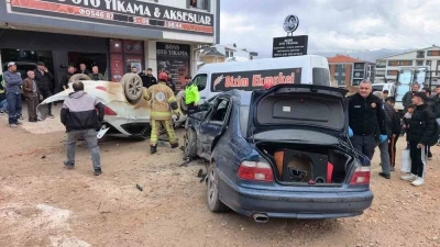 Bursa&rsquo;da ehliyetsiz s&uuml;r&uuml;c&uuml;, park halindeki ara&ccedil;lara &ccedil;arptı: 8 &ouml;ğrenci yaralandı
