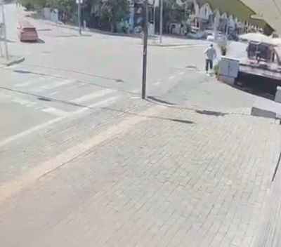 Bursa’da el freni çekilmeyen otomobil metrelerce geri gelip kuyumcuya daldı: 500 bin lira zarar
