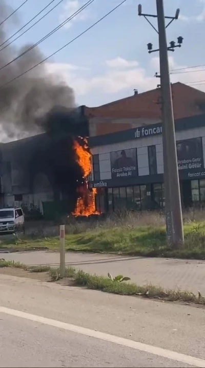 Bursa’da elektrik panosundan çıkan yangın işyerine sıçradı
