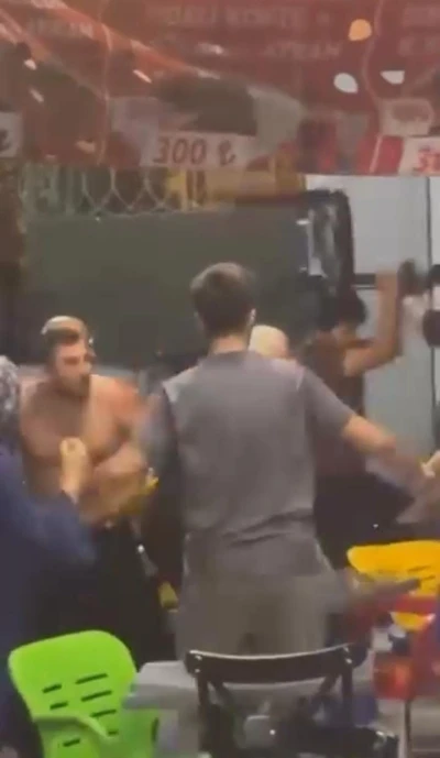 Bursa’da esnaf kavgası kamerada: Sandalyeler havada uçuştu
