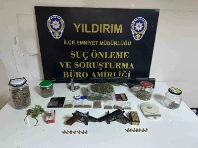Bursa&rsquo;da film gibi zehir baskını...Dilenci kılığındaki polis kapıyı a&ccedil;tırdı
