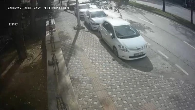 Bursa’da fırtına ağacı böyle devirdi
