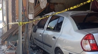 Bursa&rsquo;da freni boşalan otomobil eve girdi
