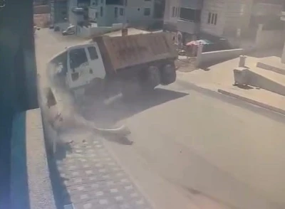 Bursa’da freni patlayan kamyon site duvarına çarptı
