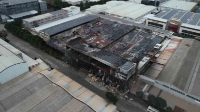 Bursa&rsquo;da gece alevlere teslim olan fabrika sabahın ilk ışıklarıyla havadan g&ouml;r&uuml;nt&uuml;lendi
