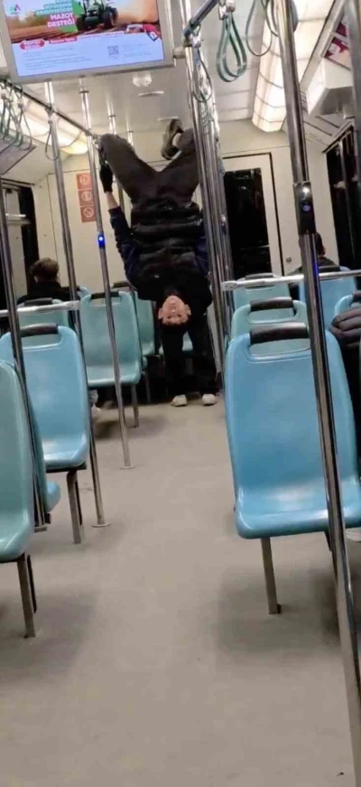 Bursa&rsquo;da gen&ccedil;lerin metroda tehlikeli oyunu kameraya yansıdı
