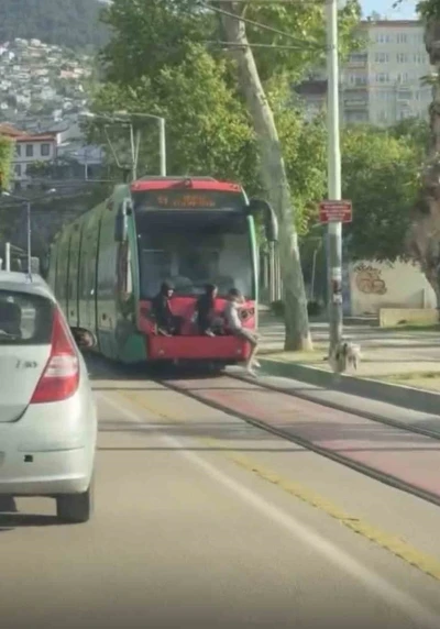 Bursa&rsquo;da gen&ccedil;lerin tramvay arkasındaki tehlikeli yolculuğu kamerada
