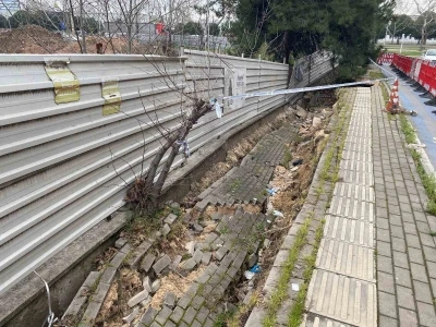 Bursa&rsquo;da hafriyat &ccedil;alışmasında yola zarar verdiler
