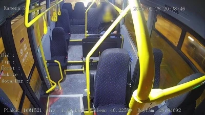 Bursa&rsquo;da halk otob&uuml;s&uuml;nde zamanla yarış...Kalp krizi ge&ccedil;iren yolcu i&ccedil;in acile kırdı
