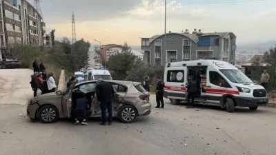 Bursa'da iki otomobil &ccedil;arpıştı: 4 yaralı
