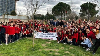 Bursa&rsquo;da ilk&ouml;ğretim &ouml;ğrencileri selvi fidanı diktiler
