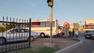 Bursa’da işci servisi ile yolcu minibüsü çarpıştı: 4 yaralı
