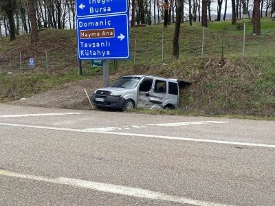 Bursa&rsquo;da kamyonet ile hafif ticari ara&ccedil; &ccedil;arpıştı: 4 yaralı

