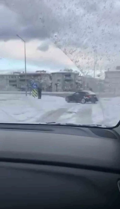 Bursa&rsquo;da kar yağışını fırsat bildi, kavşakta drift attı
