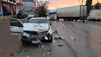 Bursa&rsquo;da karşı şeride ge&ccedil;en tır, otomobille kafa kafaya &ccedil;arpıştı
